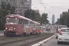 На Малышевском мосту у трамвая на ходу отвалились колёса