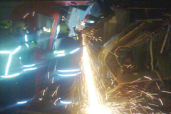 В Москве автокран упал с моста на электричку