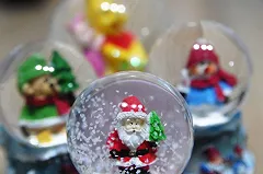 Чиновники отказываются даже от символических новогодних подарков