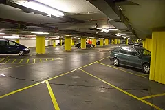 В Екатеринбурге маленького ребенка оставили одного в автомобиле на парковке ТЦ