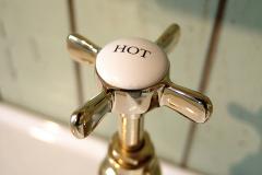 Эксперт: После снижения температуры горячей воды мыться станет на 45% дороже