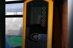 В автобусах Екатеринбурга, где пассажиры самостоятельно оплачивали проезд, вернули кондукторов
