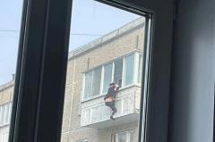 Под Екатеринбургом пьяный мужчина выпал с пятого этажа