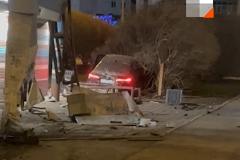 В Екатеринбурге парень за рулём легковушки снёс остановку и сбежал