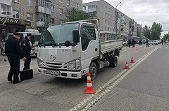 Под Екатеринбургом грузовик сбил маму с 4-летней дочкой на «зебре». Малышка умерла