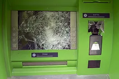 Украинские радикалы залили монтажной пеной десятки банкоматов российских банков