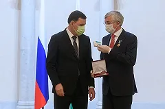 Куйвашев поставил прививку от коронавируса. «Еще летом»