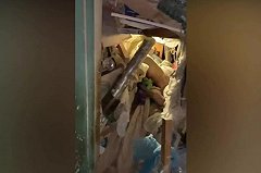 Полицейские пять часов не могли найти тело: пенсионерку насмерть завалило мусором в своей квартире