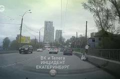 В Екатеринбурге девочка на электросамокате едва не попала под колёса автомобиля — видео