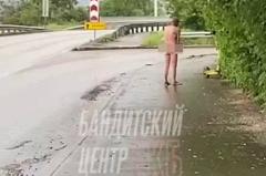 По Екатеринбургу под дождём разугливает голый мужчина