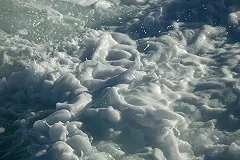 Фонтан в сквере за Оперным театром вспенился