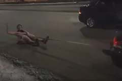 Голый мужчина прокатился по проспекту Ленина на бублике, привязанном к машине