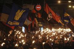 Киев во тьме: по украинской столице прошли факельные шествия в честь Бандеры