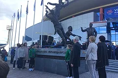 В Екатеринбурге появилась скульптурная композиция «Уралочке посвящается»