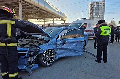 В Екатеринбурге иномарка влетела в толпу пешеходов на автобусной остановке