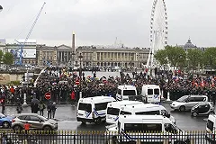 Трудовой бунт: во Франции горят баррикады и рвутся петарды