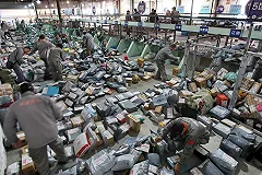 Сотруднику «Почты России», небрежно кидающему посылки, грозит увольнение