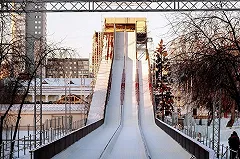 В парке Маяковского люди стоят в огромных очередях, чтобы скатиться с горки