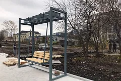 На набережной реки Исеть появились качели для горожан