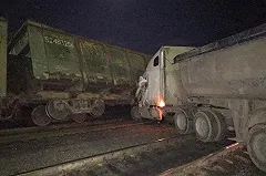 В Ивделе тягач без тормозов протаранил железнодорожный состав. Чудом обошлось без жертв