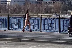 В Екатеринбурге на пробежке заметили практически полностью обнаженную женщину