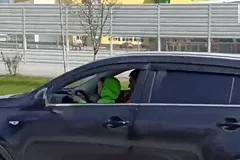 В Академическом маленький мальчик проехал за рулём кроссовера прямо у школы