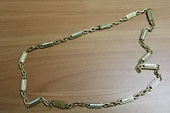 Уборщица на Урале украла в подарок возлюбленному цепочку за миллион рублей