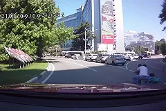 Из багажника автомобиля в Сочи на полном ходу выпали два ребенка