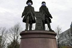 В Екатеринбурге на памятники Ленину, Татищеву, Свердлову и де Геннину надели маски
