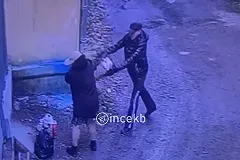 «Сломал ящик о голову»: на Уралмаше мужчина избил пенсионерку из-за просрочки