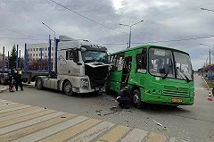 Три человека пострадали в Свердловской области в столкновении маршрутного «пазика» с грузовиком