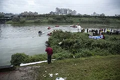 СМИ опубликовали последние слова пилота перед падением самолета на Тайване