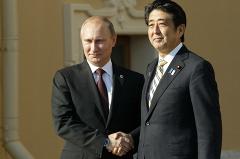 В письме Путину японский премьер объяснил причины отказа приехать в Москву 9 мая