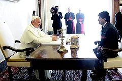 Моралес подарил Папе Римскому распятие в виде серпа и молота