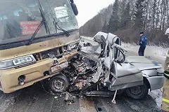 Столкнувшийся с рейсовым автобусом водитель леговушки погиб