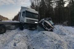 В Верхней Туре в ДТП с грузовиком один человек погиб, двое получили травмы