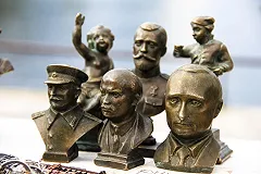 Песков рассказал, как Владимир Путин относится к возможному появлению его культа личности