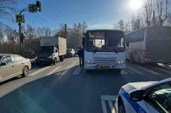 В Екатеринбурге водитель пассажирского автобуса устроил аварию