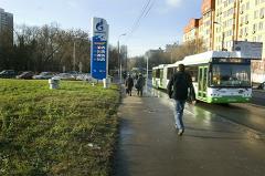 Деталь двигателя влетела в салон автобуса в Москве и ранила пассажирку