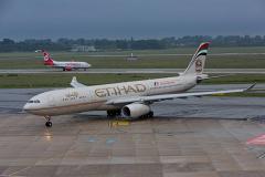 Десятки пассажиров рейса Etihad Airways получили травмы из-за турбулентности