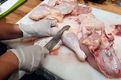 В Екатеринбурге неизвестная компания продавала курицу под брендом «Рефтинской»