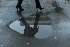 В Екатеринбурге начали ремонтировать ямы на дорогах