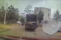 Водитель мусоровоза задавил двух маленьких девочек на дороге
