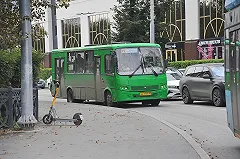 Банда воров вытащила у студенток в автобусе Екатеринбурга сразу четыре телефона за раз