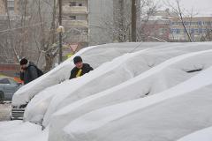 Житель Екатеринбурга отсудил 82 тысячи рублей за упавший на машину снег