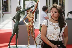 Повреждение картины Дали попало в топ мировых скандалов с туристами