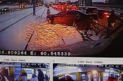 В Екатеринбурге машина вылетела на трамвайные пути, полностью их перекрыв