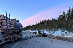 Водитель легковушки погиб в аварии с лесовозом на свердловской трассе
