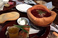 Французы и перуанцы знакомятся с Екатеринбургом через русскую кухню