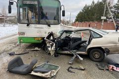 Есть пострадавшие: в Свердловской области иномарка врезалась в пассажирский автобус